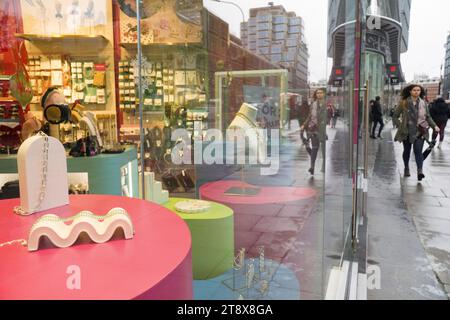 Londres, Royaume-Uni. 21 novembre 2021. Boutiques de la rue à Westminster. Les ventes au détail ont été étonnamment faibles le mois dernier, mais on pense que le chancelier Jeremy Hunt proposera probablement des réductions d'impôts dans la déclaration d'automne de demain, ce qui pourrait à son tour renforcer la confiance des consommateurs. Crédit : Anna Watson/Alamy Live News Banque D'Images