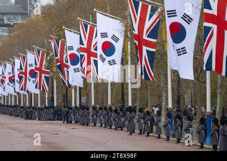 Londres, Royaume-Uni. 21 novembre 2023. Pomp et cérémonie sur le Mall alors que le président de la République de Corée, Yoon Suk Yeol, et la première dame arrivent à Horse Guards Parade au début de sa visite d'État au Royaume-Uni. Les gardes forment des lignes de rue le long du Mall. Crédit : Malcolm Park/Alamy Live News Banque D'Images