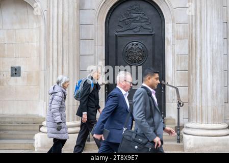 Londres, Royaume Uni. 21 novembre 2023. Le gouverneur de la Banque d'Angleterre, Andrew Bailey, avertit que plus de travail doit être fait pour ramener l'inflation à l'objectif de 2% et que de nouvelles hausses de taux pourraient encore être nécessaires. La Banque a relevé les taux d'intérêt 14 fois de suite lors des réunions de la CPM entre décembre 2021 et août 2023 afin de réduire l'inflation, qui avait atteint un sommet de 11,1% en octobre de l'année dernière. Selon les prévisions les plus récentes de la Banque, l'inflation tombera à 3 % l'an prochain et reviendra à l'objectif de 2 % en 2025. (Image de crédit : © Velar Grant/ZUMA Press Wire) USAGE ÉDITORIAL SEULEMENT! Non destiné à UN USAGE commercial ! Banque D'Images