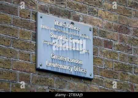 Londres, Royaume-Uni – 21 novembre 2023 : entrée au bureau du pays de Galles à Whitehall, au centre de Londres Banque D'Images