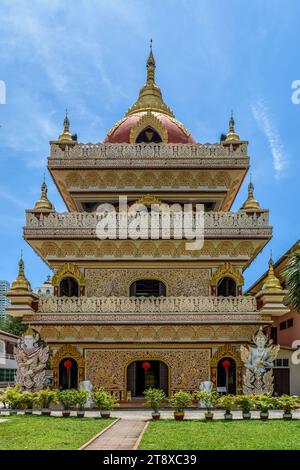 George Town, Penang, Malaisie - 10 mars 2018 : le clocher de la pagode d'or qui a été achevé en 2011 au temple bouddhiste birman de Dhammikarama. Banque D'Images