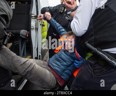 Londres, Angleterre, Royaume-Uni. 21 novembre 2023. La police a arrêté des membres du groupe activiste "Just Stop Oil" lors d'une manifestation à Whitehall. (Image de crédit : © Thomas Krych/ZUMA Press Wire) USAGE ÉDITORIAL SEULEMENT! Non destiné à UN USAGE commercial ! Crédit : ZUMA Press, Inc./Alamy Live News Banque D'Images