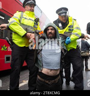 Londres, Angleterre, Royaume-Uni. 21 novembre 2023. La police a arrêté des membres du groupe activiste "Just Stop Oil" lors d'une manifestation à Whitehall. (Image de crédit : © Thomas Krych/ZUMA Press Wire) USAGE ÉDITORIAL SEULEMENT! Non destiné à UN USAGE commercial ! Crédit : ZUMA Press, Inc./Alamy Live News Banque D'Images