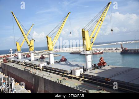 Grues marines sur un navire au port de Progresso au Mexique. Les grues marines sont utilisées pour charger et décharger la cargaison, transférer des matériaux effectuant l'entretien Banque D'Images