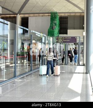 Arrivée à l'aéroport de Phnom Penh, le 21 novembre 2023, principal aéroport du Cambodge. Les vols de départ et d'arrivée sont disponibles vers/depuis des destinations domestiques et étrangères. Bienvenue à l'aéroport international de Phnom Penh, l'aéroport de la capitale. Banque D'Images