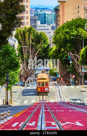 Fishermans Wharf trolley sur la rue de la ville de San Francisco en direction de la colline bordée de sycomores, CA Banque D'Images