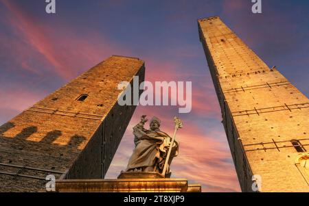 Deux tours (le due Torri Garisenda e degli Asinelli) comme symboles de Bologne médiévale, Emilie-Romagne, Italie Banque D'Images