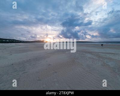 Magnifique coucher de soleil à Portnoo Narin plage dans le comté de Donegal - Irlande. Banque D'Images