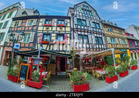 COLMAR, FRANCE - 5 MAI 2023 : Restaurant traditionnel alsacien, avec des décorations gaies et romantiques sur la façade, situé dans une maison médiévale avec Banque D'Images