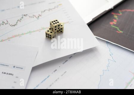 Dés cubes pour trader. Les mots avec des cubes Vendre Acheter sur tableau financier et de colonnes de citations comme arrière-plan. Selective focus Banque D'Images