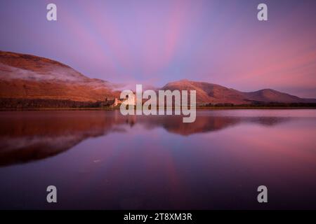 Château de Kilchurn, Loch Awe, Highlands écossais. 21 novembre 2023. UK Météo : un début de journée tranquille à Loch Awe. Le château et les paysages magnifiques autour du Loch sont baignés par une chaude lumière matinale un matin frais et hivernal. Crédit : Celia McMahon/Alamy Live News Banque D'Images