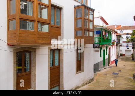 A Betanzos, Espagne, le 2023 août, rue dans le vieux centre de la ville Banque D'Images
