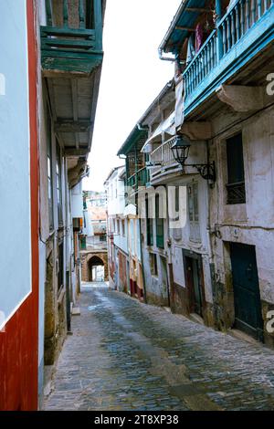 A Betanzos, Espagne, le 2023 août, rue dans le vieux centre de la ville Banque D'Images