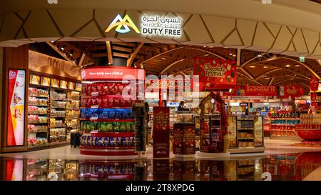 Muscat, oman-novembre 21,2023 : boutiques duty free de Muscat à l'aéroport de Muscat. Banque D'Images