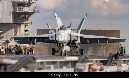 Un F/A-18E Super Hornet se prépare à être lancé depuis le pont d'envol USS Gerald Ford, en mer Méditerranée, le 15 octobre 2023. Photo de Jennifer Newsome Banque D'Images