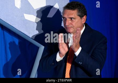 Rome, Italie. 21 novembre 2023. Luigi de Siervo, PDG de Lega Serie A, salue l'audinece à la fin de son discours lors du social football Summit, un événement organisé dans l'industrie du football, qui se tient au stade Olimpico à Rome (Italie), le 11 novembre 2023. Crédit : Insidefoto di andrea staccioli/Alamy Live News Banque D'Images