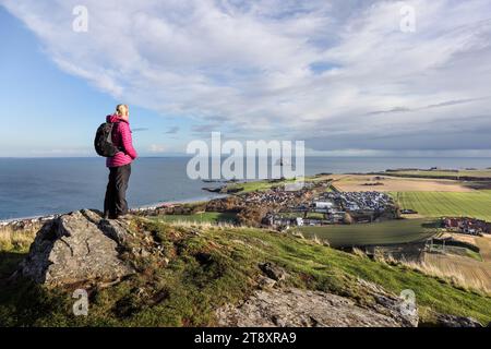 Walker appréciant la vue le long de la côte vers Bass Rock de la colline de North Berwick Law, North Berwick, East Lothian, Ecosse, Royaume-Uni Banque D'Images