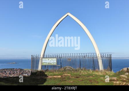 Whale Bone Arch on the Summit of North Berwick Law, North Berwick, East Lothian, Écosse, Royaume-Uni. Banque D'Images