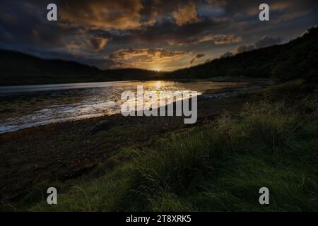 Coucher de soleil sur le Loch Teacuis, Morvern, côte ouest de l'Écosse Banque D'Images