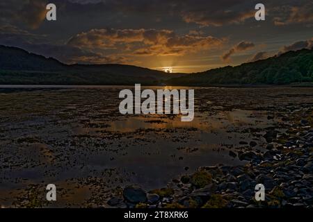 Coucher de soleil sur le Loch Teacuis, Morvern, côte ouest de l'Écosse Banque D'Images