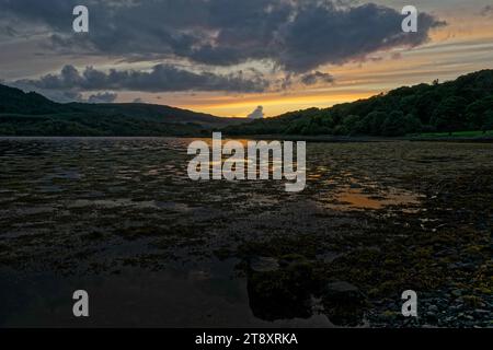 Coucher de soleil sur le Loch Teacuis, Morvern, côte ouest de l'Écosse Banque D'Images