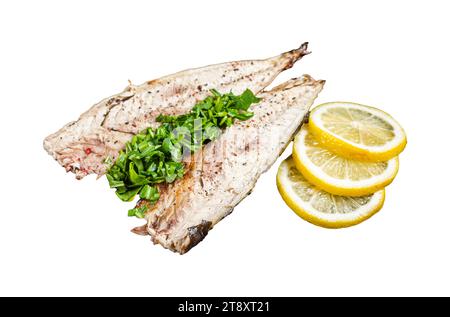 Délicieux filets de maquereau cuits au four avec des légumes verts, de l'ail et du citron sur une planche de bois. Isolé, fond blanc Banque D'Images