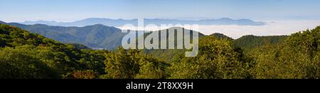 Blue Ridge Parkway avec des nuages dans une vallée, Virginie, États-Unis Banque D'Images