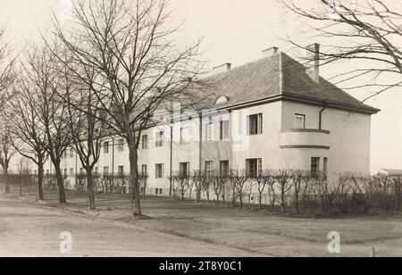 11e, cimetière central - habitations de serviteurs (près de la maison du jardinier), Carl (Karl) Zapletal (1876-1941), photographe, date vers 1926, papier argenté gélatine, hauteur×largeur 38, 6×60, 1 cm, Inscription, Architecture et, ou Industrie=photographe, Carl Zapletal, Vienne, VIII, Josefstädterstr. 73e, téléphone 26-1-71, Vienne Rouge, 11e arrondissement : Simmering, cimetière central, la collection Vienne Banque D'Images