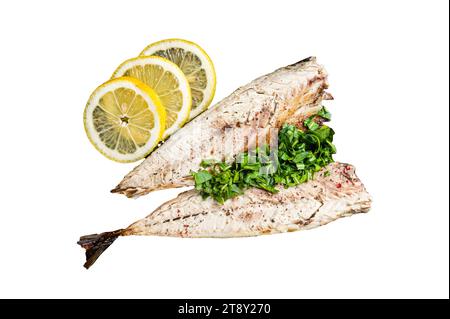 Délicieux filets de maquereau cuits au four avec des légumes verts, de l'ail et du citron sur une planche de bois. Isolé, fond blanc Banque D'Images