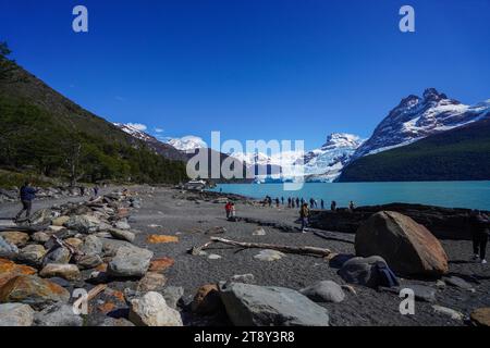 Les gens voient le glacier Spegazzini en Patagonie Banque D'Images