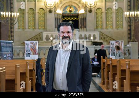 Gideon Joffe, Vorsitzender der Jüdischen Gemeinde zu Berlin Dr. Gideon Joffe in der Synagoge Rykestraße anläßlich der Pressekonferenz zu den 36. Jüdischen Kulturtagen. Berlin-Prenzlauer Berg Berlin Deutschland *** Dr. Gideon Joffe, Président de la Communauté juive de Berlin Dr. Gideon Joffe à la synagogue Rykestraße à l'occasion de la conférence de presse des Journées de la Culture juive 36 Berlin Prenzlauer Berg Berlin Allemagne crédit : Imago/Alamy Live News Banque D'Images