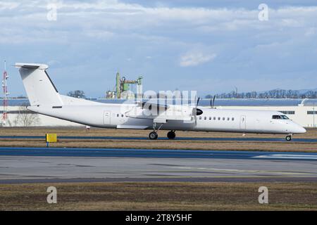 Petit avion turbopropulseur régional blanc sans marque se dirigeant vers la piste pour le décollage Banque D'Images