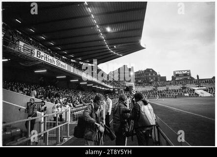 Les photographes sportifs entrent dans l'aire de jeu dans la construction jusqu'au match avec vue sur l'emblématique ancien stade en béton. Coupe du monde de la FIFA 1994 qualification Groupe 4 – pays de Galles contre RCS (Tchécoslovaquie alias représentation des Tchèques et des Slovaques) au Cardiff Arms Park, pays de Galles, Royaume-Uni, le 8 septembre 1993. Une victoire pour le pays de Galles dans ce match garantirait presque la qualification avec 2 matchs de groupe restants. Ils ont mené 2-1 mais ont concédé un but de coup franc tardif de Peter Dubovský et le match s'est terminé 2-2. Photo : Rob Watkins Banque D'Images