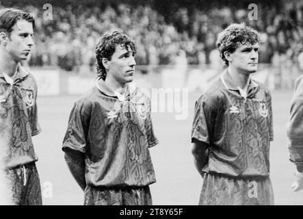 Les légendes galloises Dean Saunders et Mark Hughes s'alignent pour les hymnes. Coupe du monde de la FIFA 1994 qualification Groupe 4 – pays de Galles contre RCS (Tchécoslovaquie alias représentation des Tchèques et des Slovaques) au Cardiff Arms Park, pays de Galles, Royaume-Uni, le 8 septembre 1993. Une victoire pour le pays de Galles dans ce match garantirait presque la qualification avec 2 matchs de groupe restants. Ils ont mené 2-1 mais ont concédé un but de coup franc tardif de Peter Dubovský et le match s'est terminé 2-2. Photo : Rob Watkins Banque D'Images