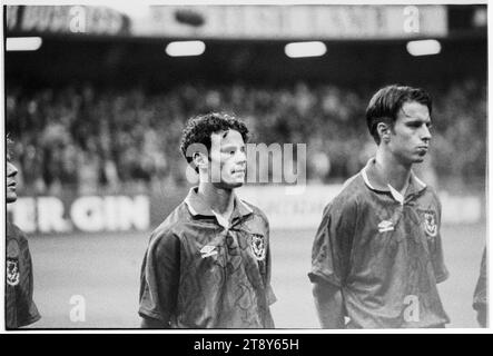 Ryan Giggs et Kit Symons s'alignent pour les hymnes. Coupe du monde de la FIFA 1994 qualification Groupe 4 – pays de Galles contre RCS (Tchécoslovaquie alias représentation des Tchèques et des Slovaques) au Cardiff Arms Park, pays de Galles, Royaume-Uni, le 8 septembre 1993. Une victoire pour le pays de Galles dans ce match garantirait presque la qualification avec 2 matchs de groupe restants. Ils ont mené 2-1 mais ont concédé un but de coup franc tardif de Peter Dubovský et le match s'est terminé 2-2. Photo : Rob Watkins Banque D'Images