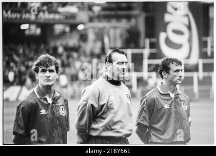 Mark Hughes, Neville Southall et le capitaine Barry Horne pendant les hymnes. Coupe du monde de la FIFA 1994 qualification Groupe 4 – pays de Galles contre RCS (Tchécoslovaquie alias représentation des Tchèques et des Slovaques) au Cardiff Arms Park, pays de Galles, Royaume-Uni, le 8 septembre 1993. Une victoire pour le pays de Galles dans ce match garantirait presque la qualification avec 2 matchs de groupe restants. Ils ont mené 2-1 mais ont concédé un but de coup franc tardif de Peter Dubovský et le match s'est terminé 2-2. Photo : Rob Watkins Banque D'Images