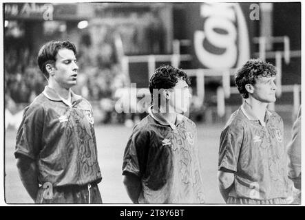 Kit Symons, Dean Saunders et Mark Hughes pendant les hymnes. Coupe du monde de la FIFA 1994 qualification Groupe 4 – pays de Galles contre RCS (Tchécoslovaquie alias représentation des Tchèques et des Slovaques) au Cardiff Arms Park, pays de Galles, Royaume-Uni, le 8 septembre 1993. Une victoire pour le pays de Galles dans ce match garantirait presque la qualification avec 2 matchs de groupe restants. Ils ont mené 2-1 mais ont concédé un but de coup franc tardif de Peter Dubovský et le match s'est terminé 2-2. Photo : Rob Watkins Banque D'Images