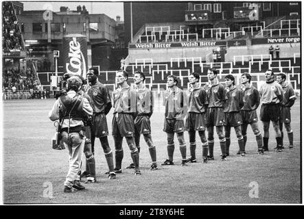 Toute l'équipe galloise s'aligne pour les hymnes. Coupe du monde de la FIFA 1994 qualification Groupe 4 – pays de Galles contre RCS (Tchécoslovaquie alias représentation des Tchèques et des Slovaques) au Cardiff Arms Park, pays de Galles, Royaume-Uni, le 8 septembre 1993. Une victoire pour le pays de Galles dans ce match garantirait presque la qualification avec 2 matchs de groupe restants. Ils ont mené 2-1 mais ont concédé un but de coup franc tardif de Peter Dubovský et le match s'est terminé 2-2. Photo : Rob Watkins Banque D'Images