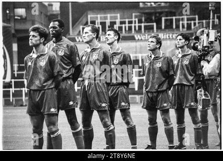 Toute l'équipe galloise s'aligne pour les hymnes. Coupe du monde de la FIFA 1994 qualification Groupe 4 – pays de Galles contre RCS (Tchécoslovaquie alias représentation des Tchèques et des Slovaques) au Cardiff Arms Park, pays de Galles, Royaume-Uni, le 8 septembre 1993. Une victoire pour le pays de Galles dans ce match garantirait presque la qualification avec 2 matchs de groupe restants. Ils ont mené 2-1 mais ont concédé un but de coup franc tardif de Peter Dubovský et le match s'est terminé 2-2. Photo : Rob Watkins Banque D'Images