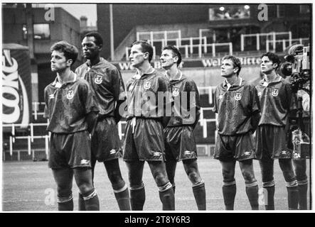 Toute l'équipe galloise s'aligne pour les hymnes. Coupe du monde de la FIFA 1994 qualification Groupe 4 – pays de Galles contre RCS (Tchécoslovaquie alias représentation des Tchèques et des Slovaques) au Cardiff Arms Park, pays de Galles, Royaume-Uni, le 8 septembre 1993. Une victoire pour le pays de Galles dans ce match garantirait presque la qualification avec 2 matchs de groupe restants. Ils ont mené 2-1 mais ont concédé un but de coup franc tardif de Peter Dubovský et le match s'est terminé 2-2. Photo : Rob Watkins Banque D'Images