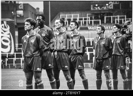 Toute l'équipe galloise s'aligne pour les hymnes. Coupe du monde de la FIFA 1994 qualification Groupe 4 – pays de Galles contre RCS (Tchécoslovaquie alias représentation des Tchèques et des Slovaques) au Cardiff Arms Park, pays de Galles, Royaume-Uni, le 8 septembre 1993. Une victoire pour le pays de Galles dans ce match garantirait presque la qualification avec 2 matchs de groupe restants. Ils ont mené 2-1 mais ont concédé un but de coup franc tardif de Peter Dubovský et le match s'est terminé 2-2. Photo : Rob Watkins Banque D'Images