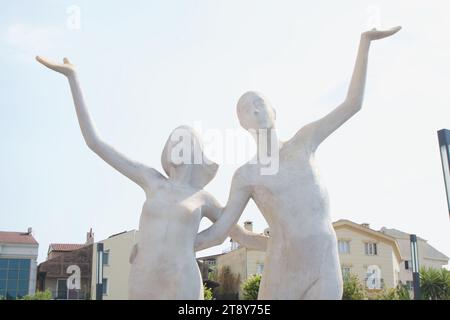 Sculpture des jeunes amoureux, place de la Jeunesse, Marmaris, Turquie Banque D'Images