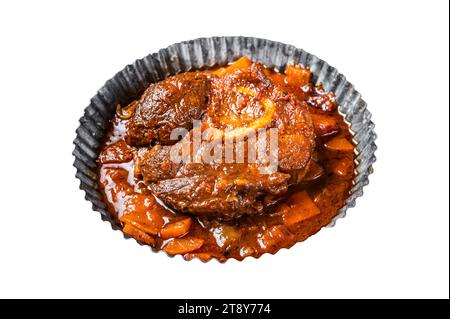 Viande braisée sur os Osso Buco à la sauce tomate, viande italienne de veau Ossobuco. Isolé, fond blanc Banque D'Images