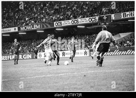 Mark Hughes fait une erreur et Eric Young ne peut pas retenir Pavel Kuka qui marque le but d'ouverture. Coupe du monde de la FIFA 1994 qualification Groupe 4 – pays de Galles contre RCS (Tchécoslovaquie alias représentation des Tchèques et des Slovaques) au Cardiff Arms Park, pays de Galles, Royaume-Uni, le 8 septembre 1993. Une victoire pour le pays de Galles dans ce match garantirait presque la qualification avec 2 matchs de groupe restants. Ils ont mené 2-1 mais ont concédé un but de coup franc tardif de Peter Dubovský et le match s'est terminé 2-2. Photo : Rob Watkins Banque D'Images