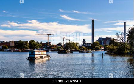 Baie de Rummelsburg avec vue sur la centrale électrique de Klingenberg, Berlin-Lichtenberg, Allemagne Banque D'Images