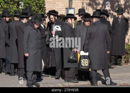 Un grand groupe d'hommes juifs Satmar ultra orthodoxes de Williamsburg attendent un bus pour aller à une journée de séminaire Talmud dans un autre arrondissement. 11.19.2023 Banque D'Images