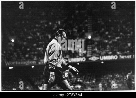 La légende galloise du gardien de but Neville Southall en action. Coupe du monde de la FIFA 1994 qualification Groupe 4 – pays de Galles contre RCS (Tchécoslovaquie alias représentation des Tchèques et des Slovaques) au Cardiff Arms Park, pays de Galles, Royaume-Uni, le 8 septembre 1993. Une victoire pour le pays de Galles dans ce match garantirait presque la qualification avec 2 matchs de groupe restants. Ils ont mené 2-1 mais ont concédé un but de coup franc tardif de Peter Dubovský et le match s'est terminé 2-2. Photo : Rob Watkins Banque D'Images