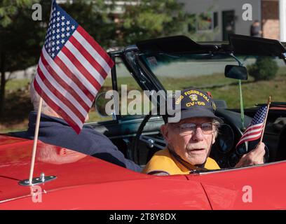 Un ancien combattant de l'armée monte dans l'une des voitures de tête lors de la parade annuelle de la Journée des anciens combattants à Somers, New York, le 11 novembre 2023. Banque D'Images