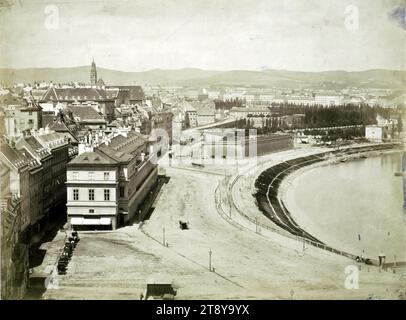 Fortification de la ville : Franz-Josefs-Kai après la démolition de Rotenturmbastei, k. k. Hof- und Staatsdruckerei Wien (1804-1918), photographe, 1858, support carton, impression papier salé, taille de l'image 51, 4×55, 4 cm, support carton 47×63 cm, Urbanisme et développement urbain, Danube, Construction, Donaukanal, sites et structures disparus, 1e arrondissement : Innere Stadt, vue sur la ville et paysage avec constructions artificielles, démolition, canaux, eaux (en ville), The Vienna Collection Banque D'Images