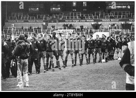 Toute la ligne Welsh Squad pour les hymnes au départ. Coupe du monde de la FIFA 1994 qualification Groupe 4 – pays de Galles contre Roumanie au Cardiff Arms Park, pays de Galles, Royaume-Uni, le 17 novembre 1993. Une victoire pour le pays de Galles dans ce dernier match de groupe confirmerait la qualification comme seul représentant du Royaume-Uni. À 64 minutes avec le score à 1-1, le pays de Galles a eu un penalty pour prendre la tête, mais le coup de pied spot de Paul Bodin a frappé la barre. Florin Raducioiu a marqué le vainqueur pour la Roumanie en 82 minutes et ils se sont qualifiés à la place. Photo : Rob Watkins Banque D'Images